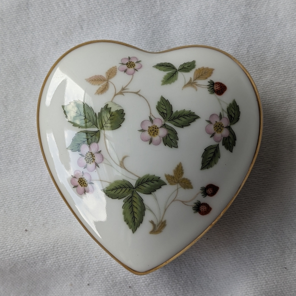 Wedgwood Wild Strawberry Bone China Small Heart Box & Lid Gold Rim Discontinued - Picture 1 of 11